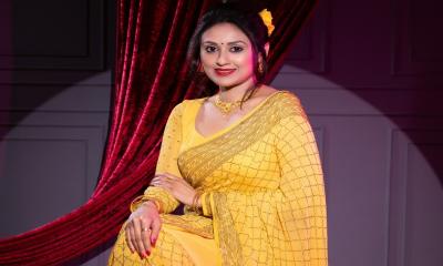 হলুদ শাড়িতে লাস্যময়ী কুসুম শিকদার