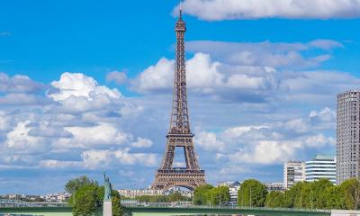 পর্যটকের স্রোতে বিপর্যস্ত শহর