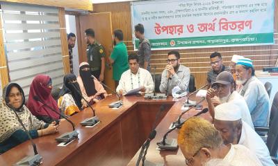 বাঞ্ছারামপুরে প্রধানমন্ত্রীর শাড়ি লুঙ্গি ও অর্থ বিতরণ